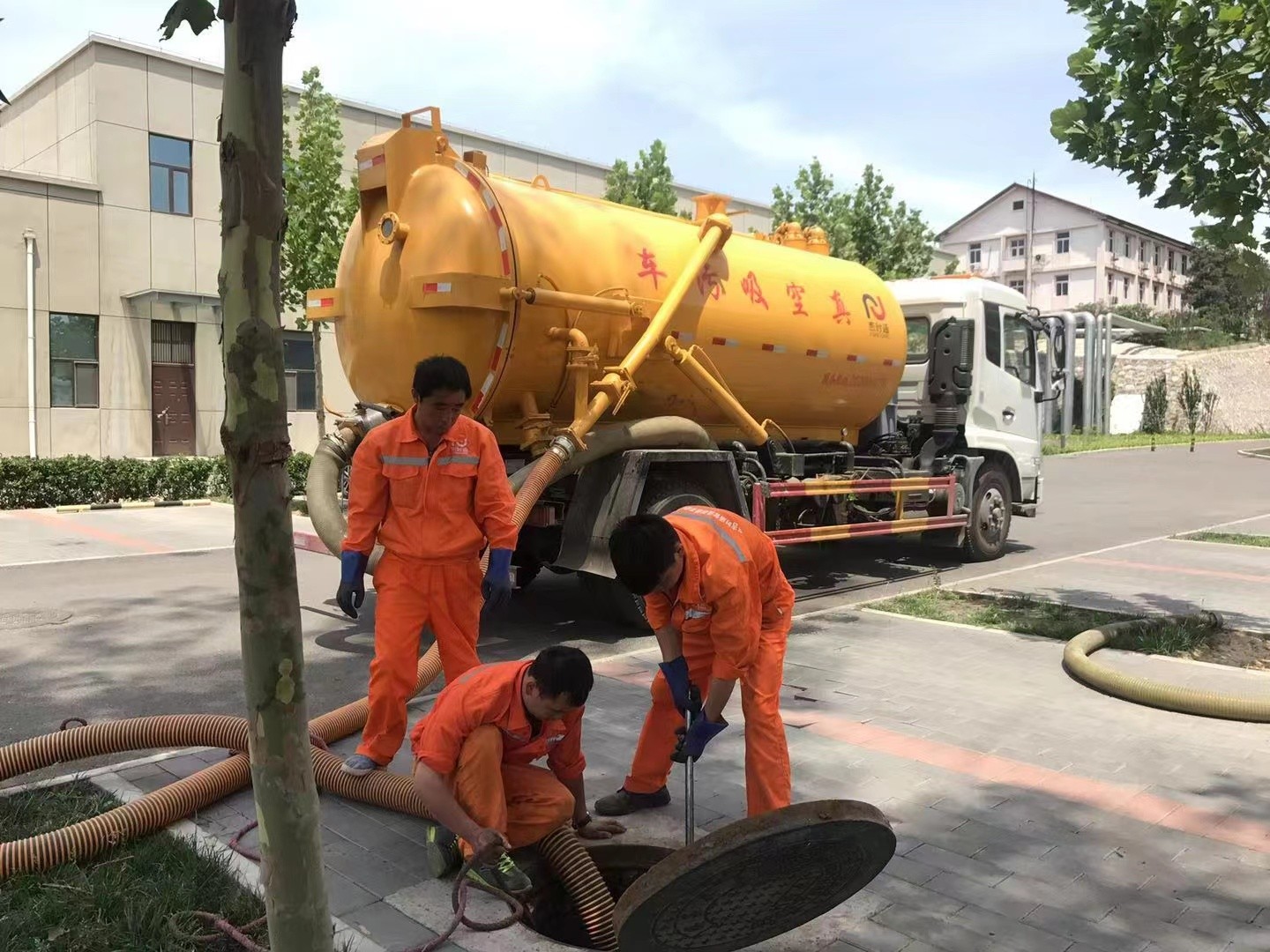 通道化粪池清理与5-8吨吸粪车施工效率分析